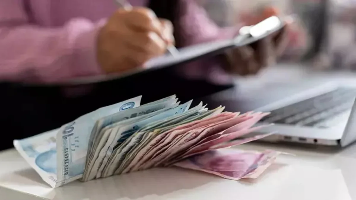 Bugün gerçekleşecek kabine toplantısında emeklilerin bayram ikramiyesinin netleşmesi de bekleniyor.