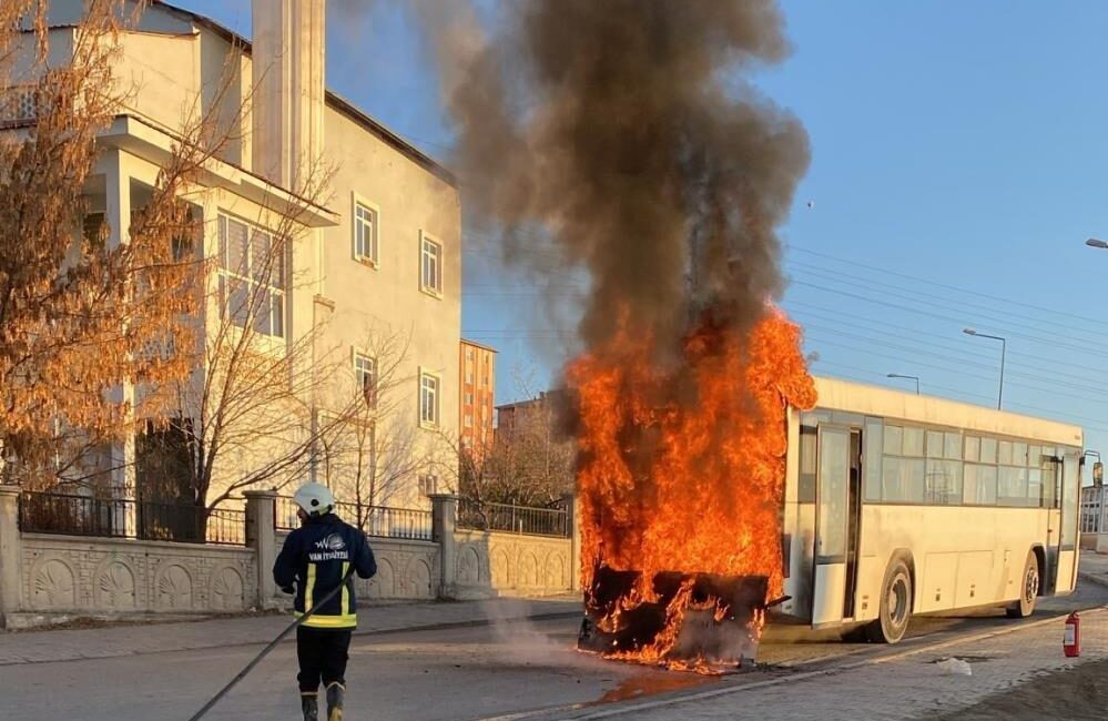 Van’ın Edremit ilçesinde bir servis otobüsü, seyir halindeyken alevlere teslim