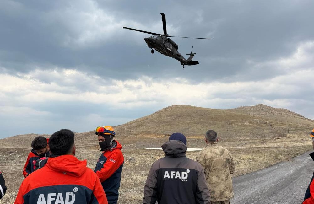 Van’ın Gevaş ilçesindeki Artos Dağı’nda zirveden dönerken düşerek yaralanan dağcı,