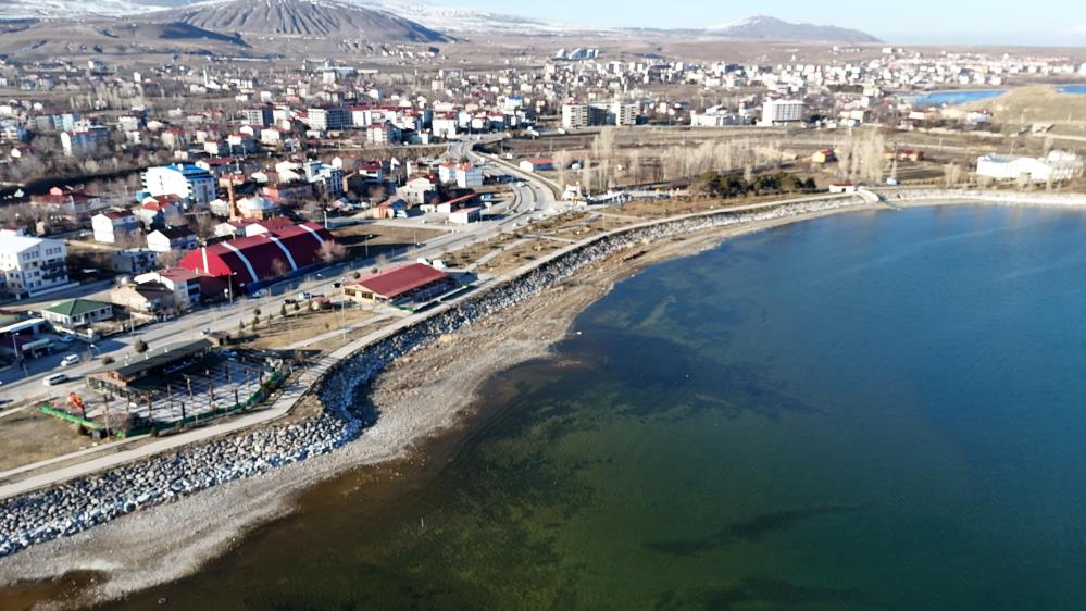 Uzmanlar, kış aylarında beklenen yağışların yetersiz kalması sonucu, Van Gölü’nün