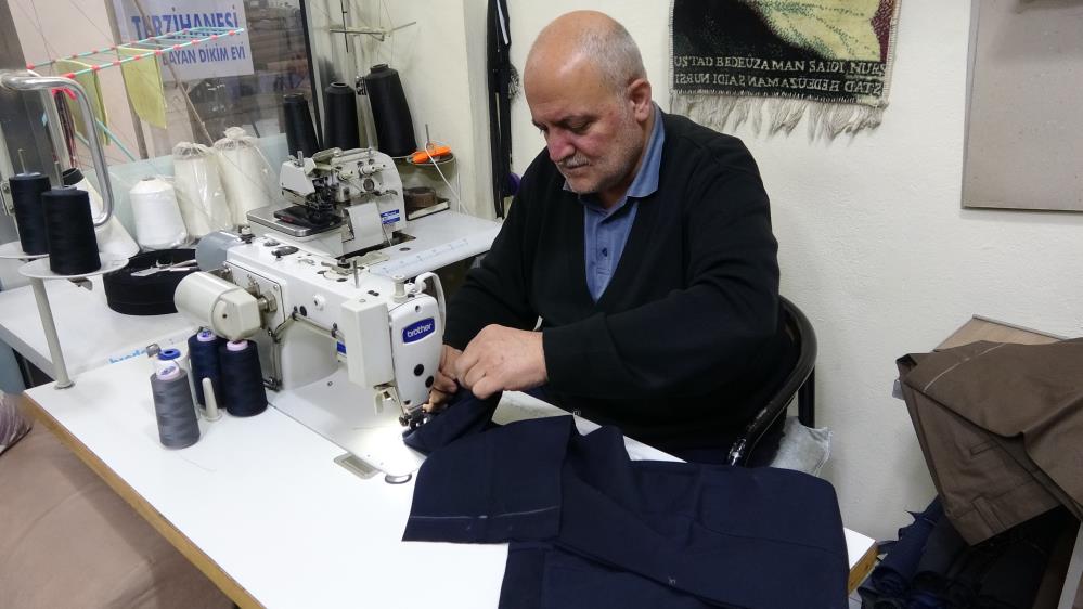 Van'da Ramazan Bayramı öncesi terzilerde hareketlilik yaşanırken daha çok tamir
