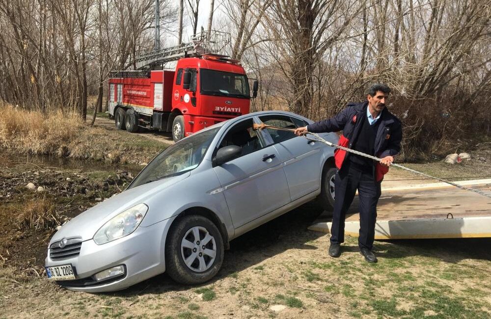Van'ın Gevaş ilçesinde bahçesindeki yangına yetişmek isteyen kişi kaza yaptı.