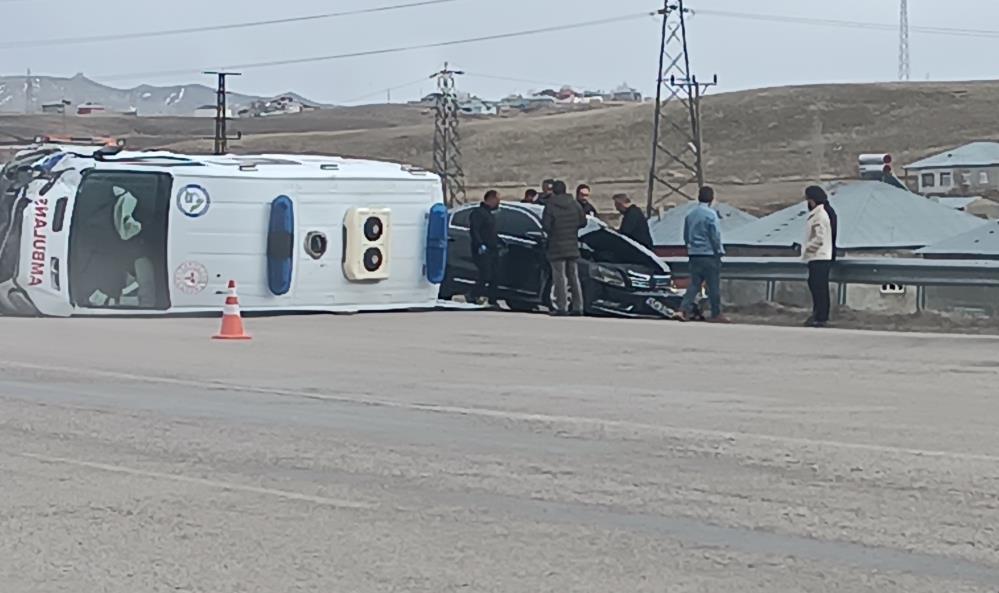 Van’ın Özalp ilçesinde ambulans ile otomobilin çarpışması sonucu 5 kişi