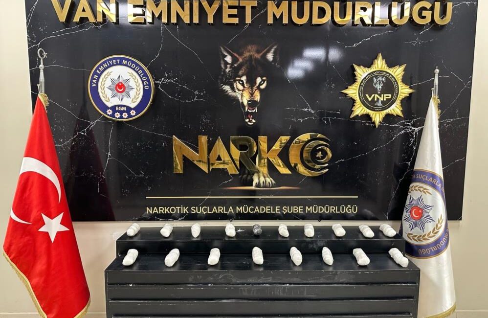 Van'da narkotik polisi tarafından bir otomobilde yapılan aramada 8 kilo