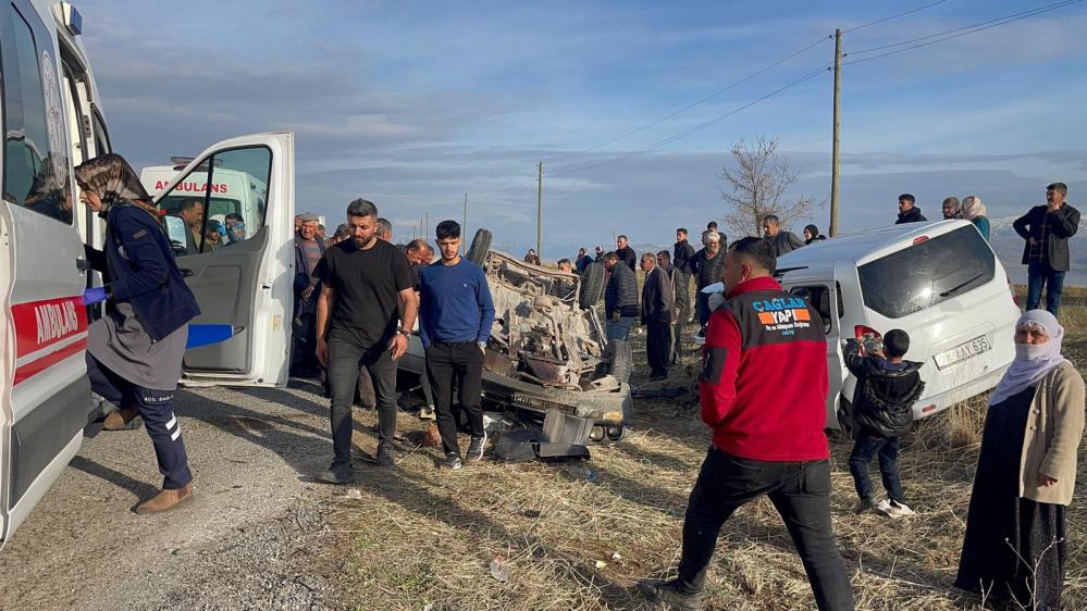Van'ın Erciş ilçesinde 3 aracın karıştığı trafik kazasında 5 kişi