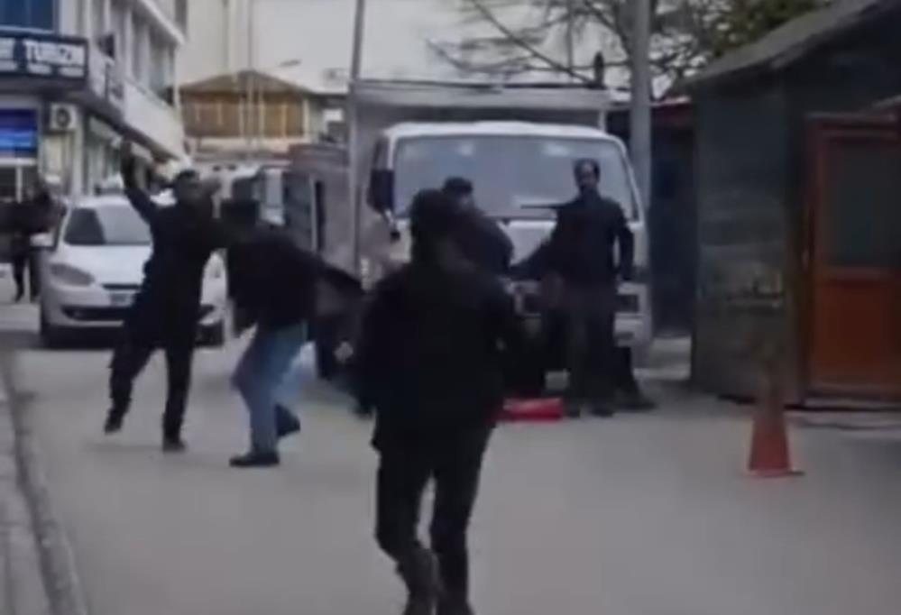 Van'ın İpekyolu ilçesinde husumetli iki grup arasında çıkan kavgada 1
