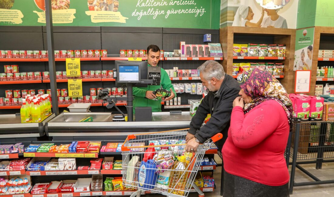 Van Büyükşehir Belediyesi Ramazan Bayramı öncesi başlattığı “Sosyal Kart” hizmetiyle,