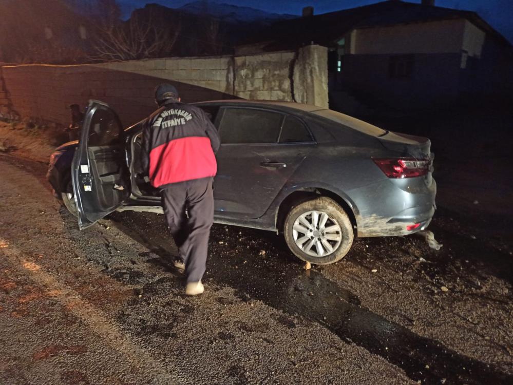 Van'ın İpekyolu ilçesinde otomobilin duvara çarpması sonucu meydana gelen trafik