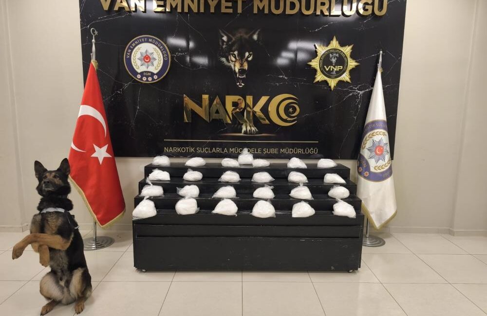 Van'da narkotik polisi lüks araçta yaptığı armada 25 kilo 200