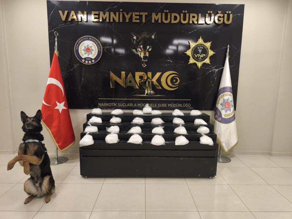 Van'da narkotik polisi lüks araçta yaptığı armada 25 kilo 200