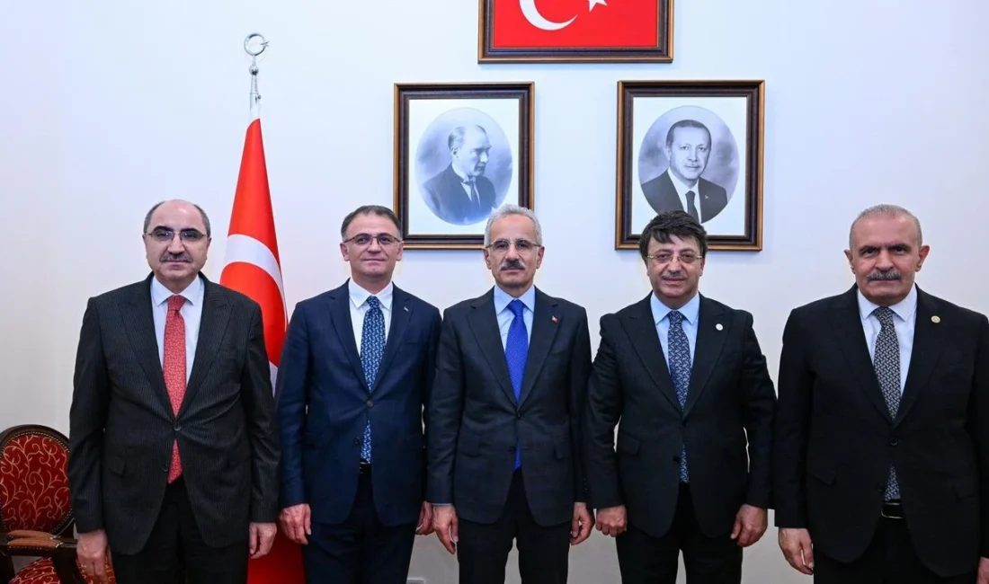 Van Valisi Ozan Balcı, beraberindeki heyetle birlikte Ankara’da Ulaştırma Bakanı