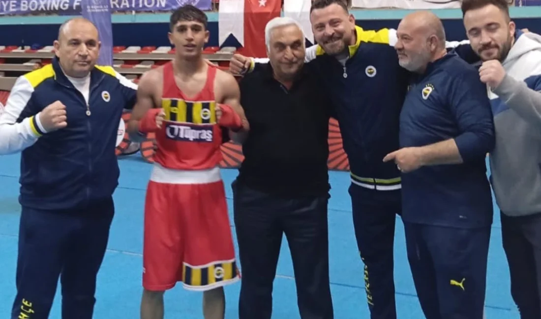 Vanlı boksör Furkan Avar, Ağrı'da yapılan boks müsabakalarında rakiplerini devirerek