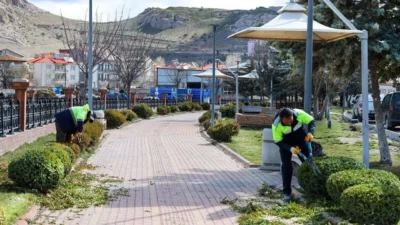 Van Büyükşehir Belediyesi baharın gelişiyle birlikte kent genelinde bulunan parklarda