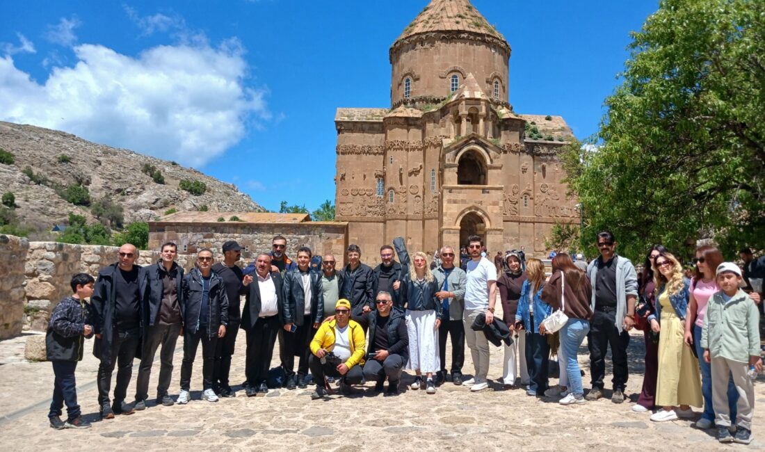 Van'da yerel ve yaygın medya mensupları, Gevaş İlçesi sınırında, göl