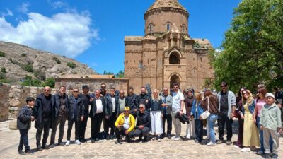 Van'da yerel ve yaygın medya mensupları, Gevaş İlçesi sınırında, göl