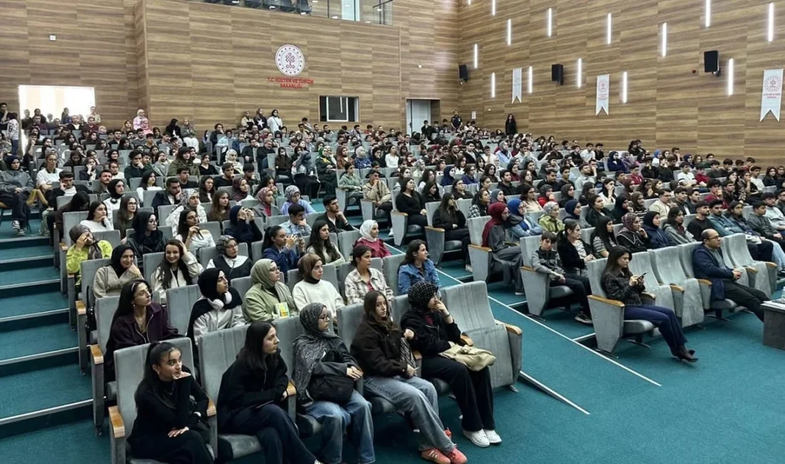 Van’da YKS’ye hazırlanan öğrencilere yönelik Gri Koç Gökhan Müftüoğlu'nun katılımıyla