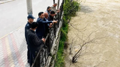 Van’ın Çatak Kaymakamı Kadir Kılıç, kurum amirleri ve Devlet Su