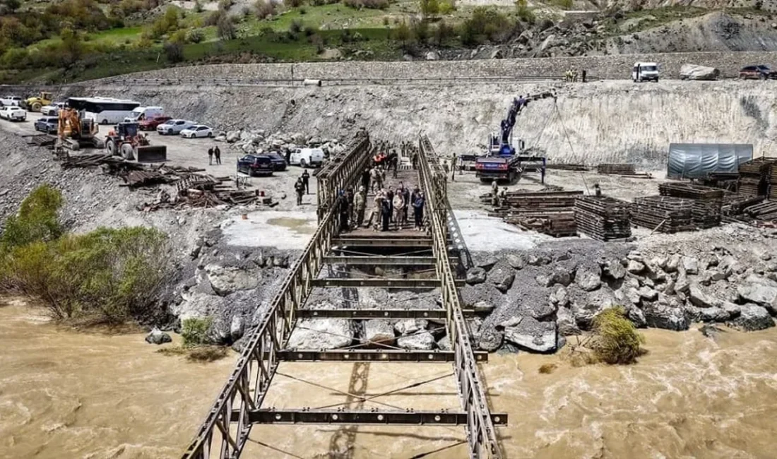 Van ile Hakkâri arasındaki ulaşımı olumsuz etkileyen heyelan ve yol