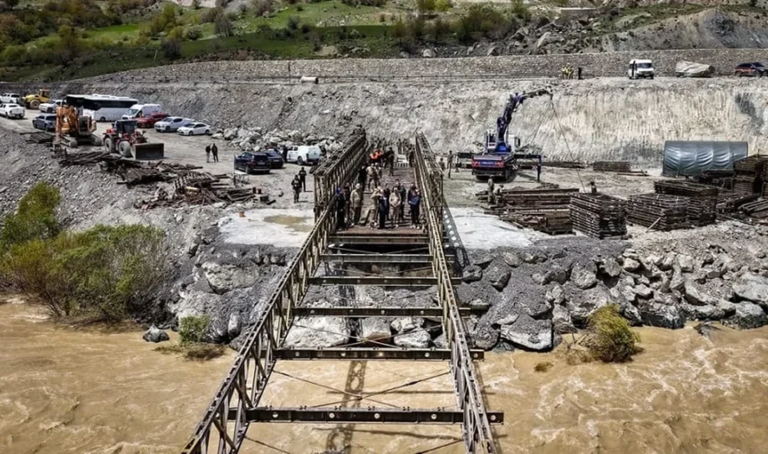 Van- Hakkari karayolunda meydana gelen heyelanın ardından ulaşımdaki aksamanın giderilmesi