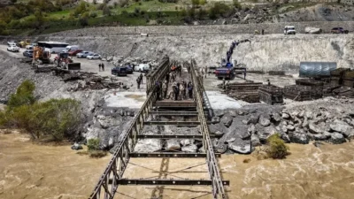 Van- Hakkari karayolunda meydana gelen heyelanın ardından ulaşımdaki aksamanın giderilmesi