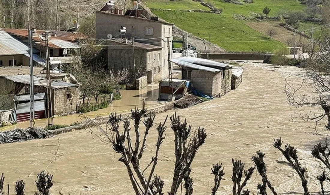 Van’ın Çatak ilçesinde etkili olan yoğun sağanak yağış ve yüksek