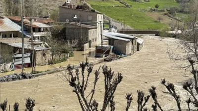 Van’ın Çatak ilçesinde etkili olan yoğun sağanak yağış ve yüksek