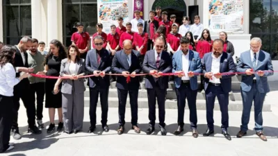 Van’ın Tuşba ilçesinde öğrencilerin hazırladığı eserlerin yer aldığı ‘Genç Yeteneklerden
