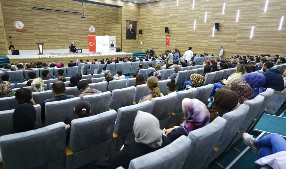 Yazar, düşünür ve sanatçı Bahadır Yenişehirlioğlu, Van’da düzenlenen konferansta gençlerle