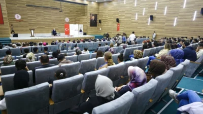 Yazar, düşünür ve sanatçı Bahadır Yenişehirlioğlu, Van’da düzenlenen konferansta gençlerle