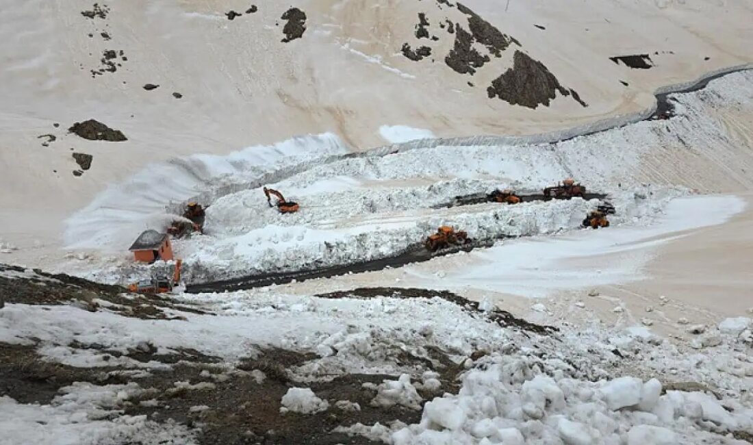 Van-Bahçesaray arasındaki karayolunun yaklaşık 6 aydır ulaşıma açılamaması tepki çekiyor.