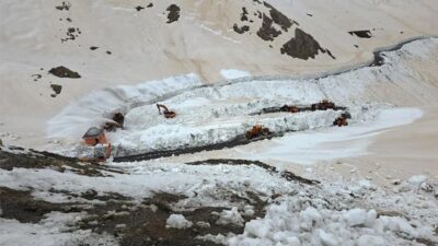 Van-Bahçesaray arasındaki karayolunun yaklaşık 6 aydır ulaşıma açılamaması tepki çekiyor.
