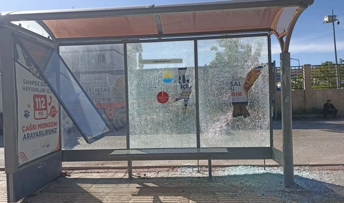 Van İpekyolu Caddesi üzerinde bulunan bir otobüs durağı, vandallar tarafından