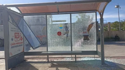 Van İpekyolu Caddesi üzerinde bulunan bir otobüs durağı, vandallar tarafından