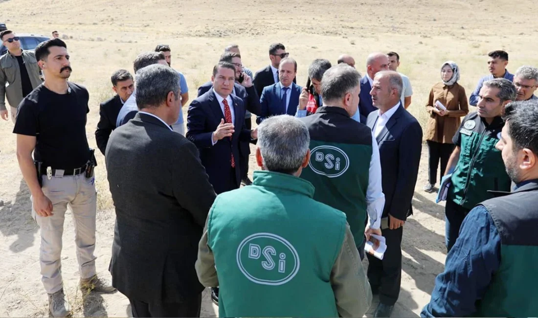 Van Vali Yardımcısı ve YİKOB Başkanı Musa Göktaş, beraberindeki kurum