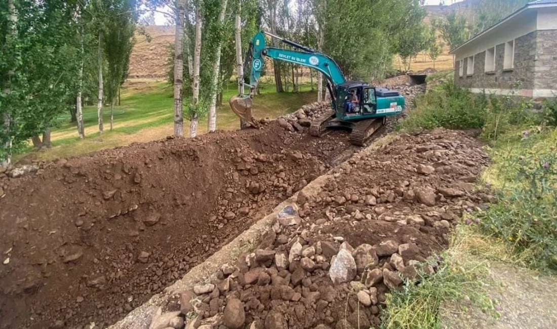 Van’ın Erciş ilçesinde, taşkın risklerine karşı başlatılan dere ıslah ve