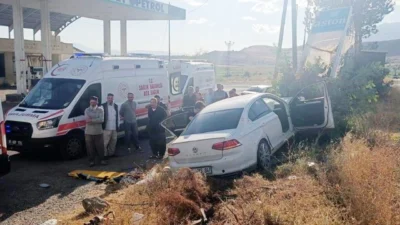 Van’ın Gevaş ilçesinde kontrolden çıkan otomobilin yol kenarındaki ağaca çarpması