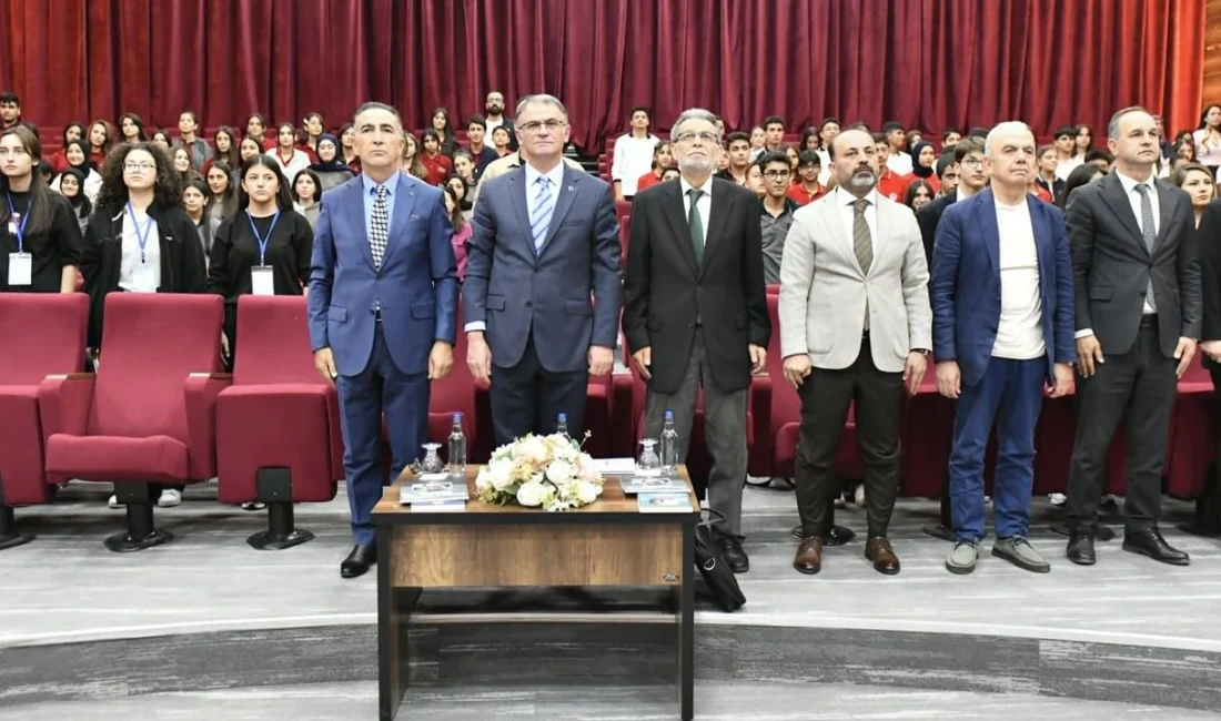 Van Valisi Ozan Balcı, Anadolu Mektebi tarafından düzenlenen “Mehmet Akif