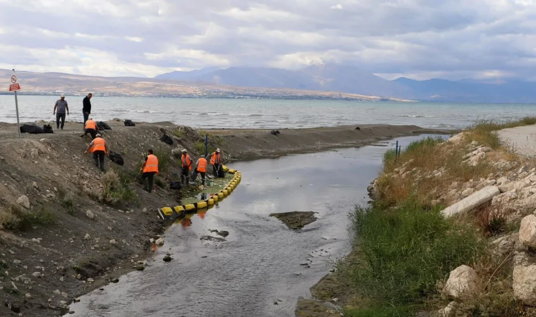 Van Büyükşehir Belediyesi ekipleri, Van Gölü’nü kirlilikten korumak amacıyla göle