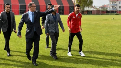 Van Valisi Ozan Balcı, yapımı devam eden Vanspor tesislerinde incelemelerde