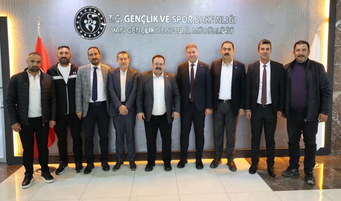 İşitme Engelliler Spor Federasyonu Başkanı Dursun Gözel ve beraberindeki spor