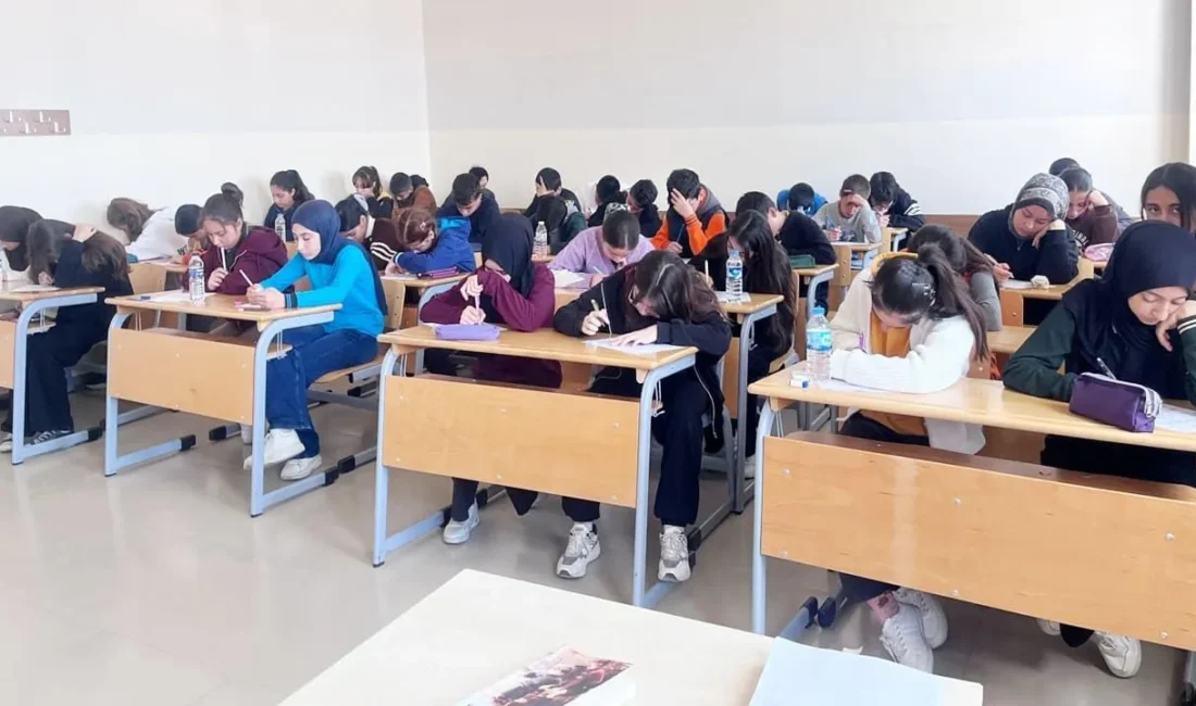 Van Valiliği himayesinde yürütülen KitapVan Projesi kapsamında Edremit ilçesinde düzenlenen