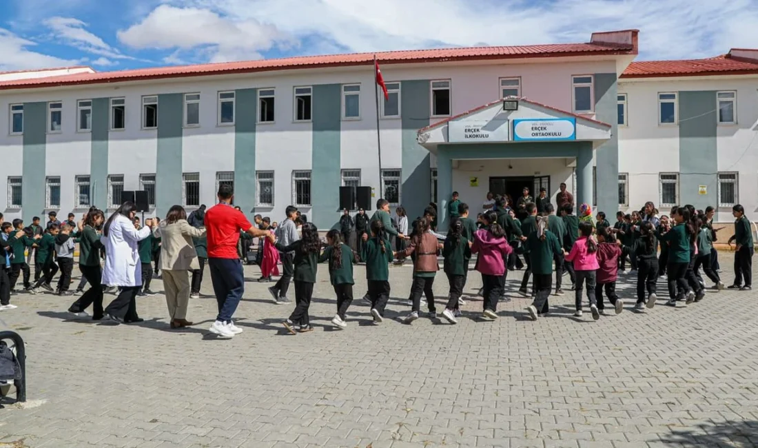 Van Büyükşehir Belediyesi Konservatuvarı tarafından yürütülen “Okul Buluşmaları” kapsamında Erçek