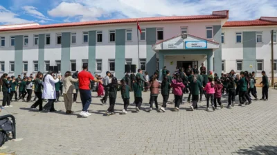 Van Büyükşehir Belediyesi Konservatuvarı tarafından yürütülen “Okul Buluşmaları” kapsamında Erçek