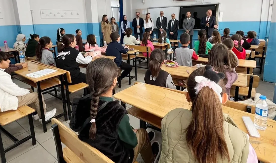 Van’ın Tuşba ilçesinde, Kitap Van Projesi kapsamında düzenlenen Kitap Okuma