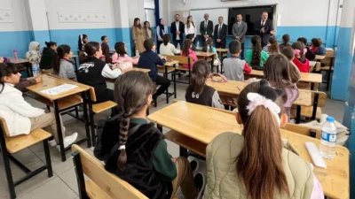 Van’ın Tuşba ilçesinde, Kitap Van Projesi kapsamında düzenlenen Kitap Okuma