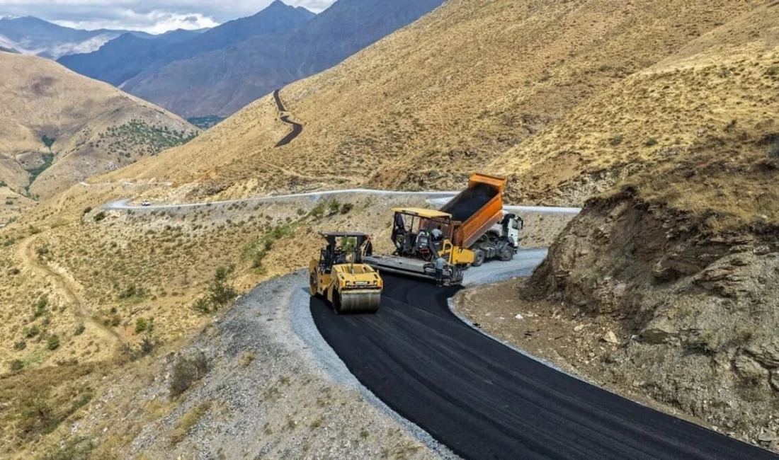 Van Büyükşehir Belediyesi, Bahçesaray ilçesinde yol yapım ve asfalt çalışmalarını