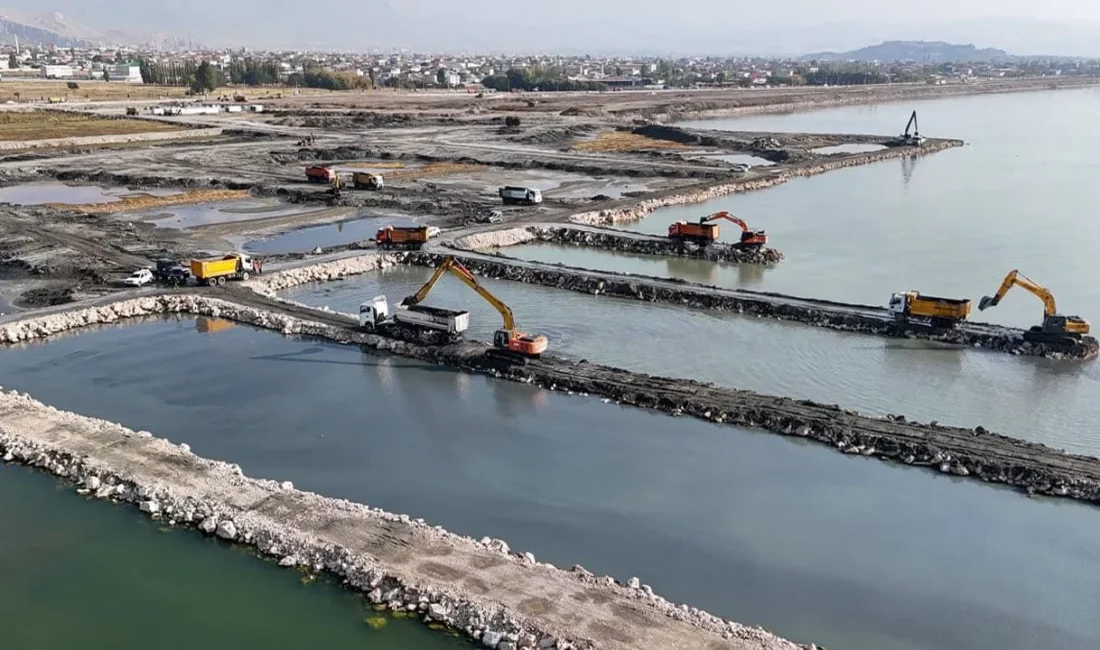 Van Gölü’nün korunması amacıyla yürütülen dip çamuru temizleme çalışmalarında 2