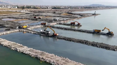 Van Gölü’nün korunması amacıyla yürütülen dip çamuru temizleme çalışmalarında 2