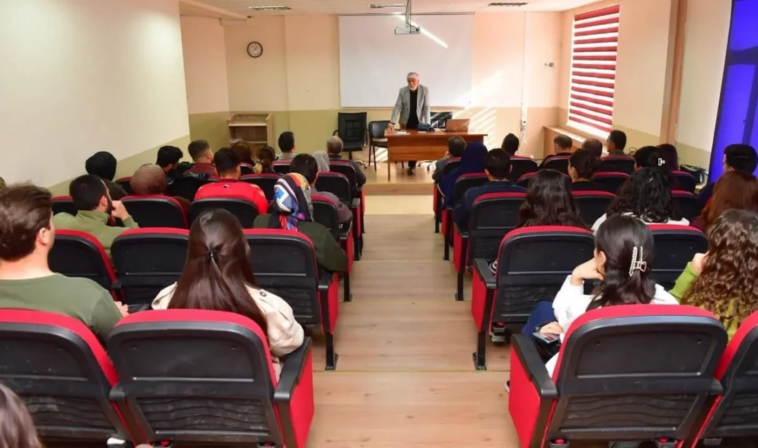 Van Yüzüncü Yıl Üniversitesi’nde düzenlenen konferansta, millî bilincin tarihsel gelişimi