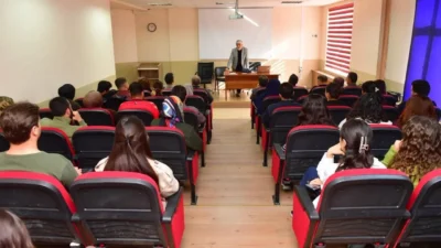 Van Yüzüncü Yıl Üniversitesi’nde düzenlenen konferansta, millî bilincin tarihsel gelişimi